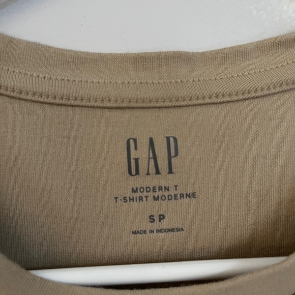 GAP basic beige Tshirt - Picture 2 of 2